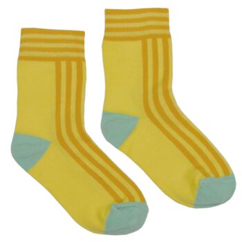 Korte Sokken Yellow line 
Kousen 
Kousen/sokken 